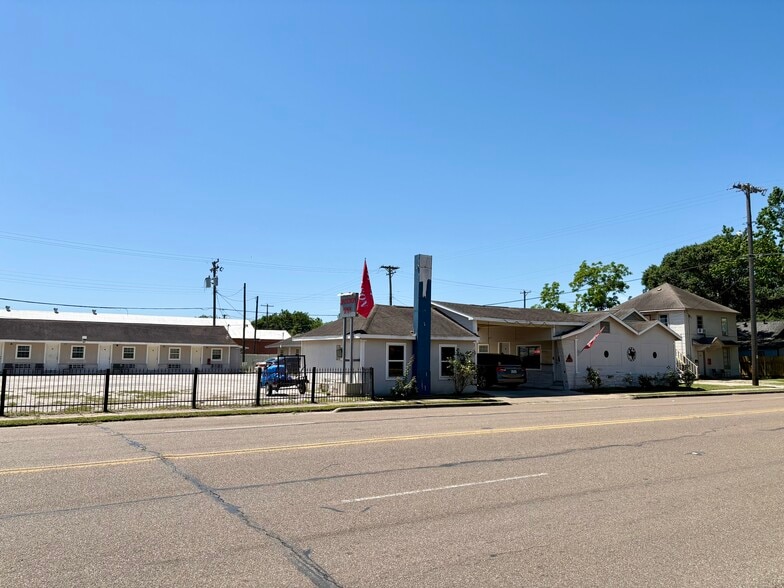 More Photos Of 405 W Jackson St, El Campo Hotel For Sale