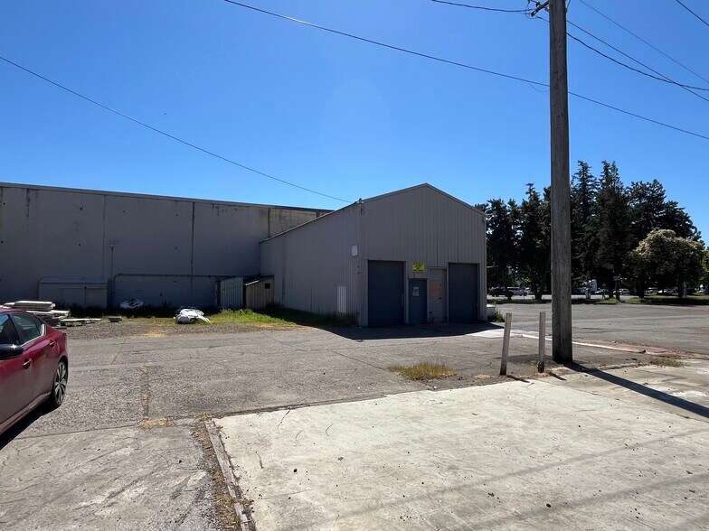 More Photos Of 170 Division St NE, Salem Manufacturing For Sale