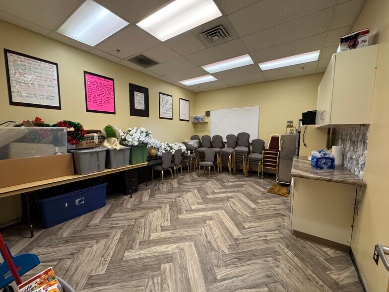 More Photos Of 104-224 Holly St, Nampa Storefront For Lease