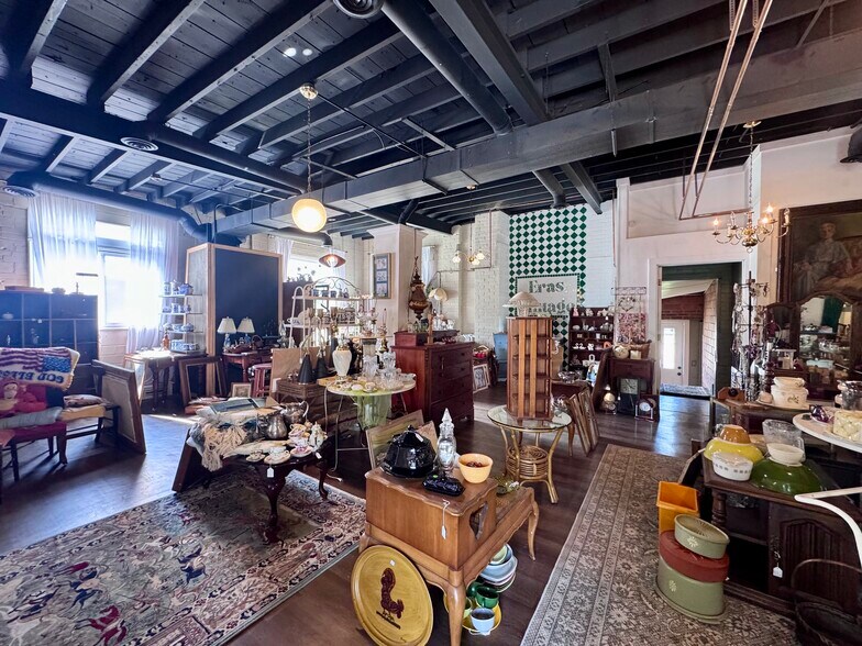 More Photos Of 127 W Calhoun St, Macomb Freestanding For Sale