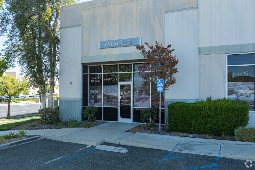 More Photos Of 21182 Centre Pointe Pky, Santa Clarita Warehouse For Lease
