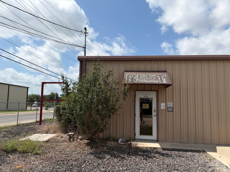 More Photos Of 2476 N Heideke St, Seguin Industrial For Sale