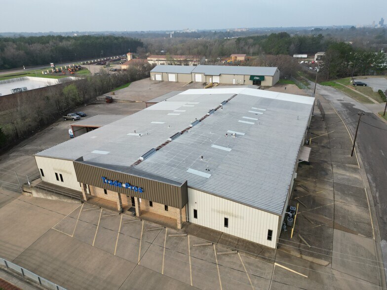 More Photos Of 301 S Southeast Loop 323, Tyler Showroom For Lease