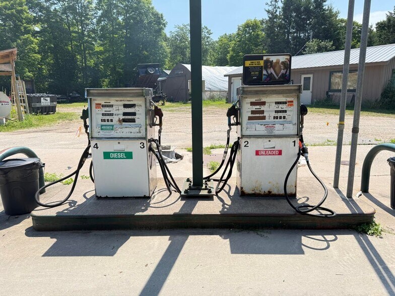 More Photos Of 25425 S Raber Rd, Goetzville General Retail For Sale