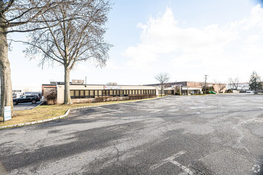 More Photos Of 565 Broadhollow Rd, Farmingdale Warehouse For Lease