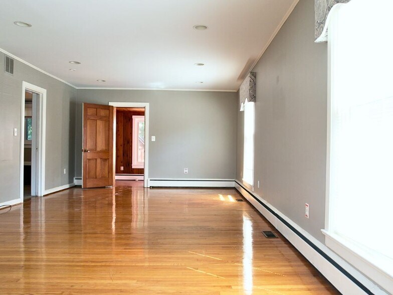 More Photos Of 9327 Main St, Manassas Office For Lease
