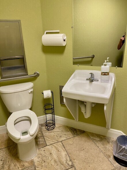 More Photos Of 473 S Indiana Ave, Englewood Coworking Space