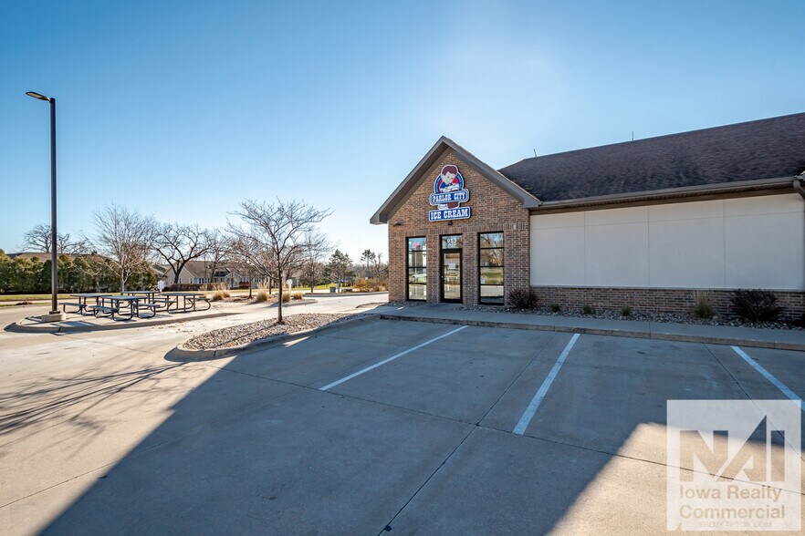 More Photos Of 955 29th Ave, Marion General Retail For Lease