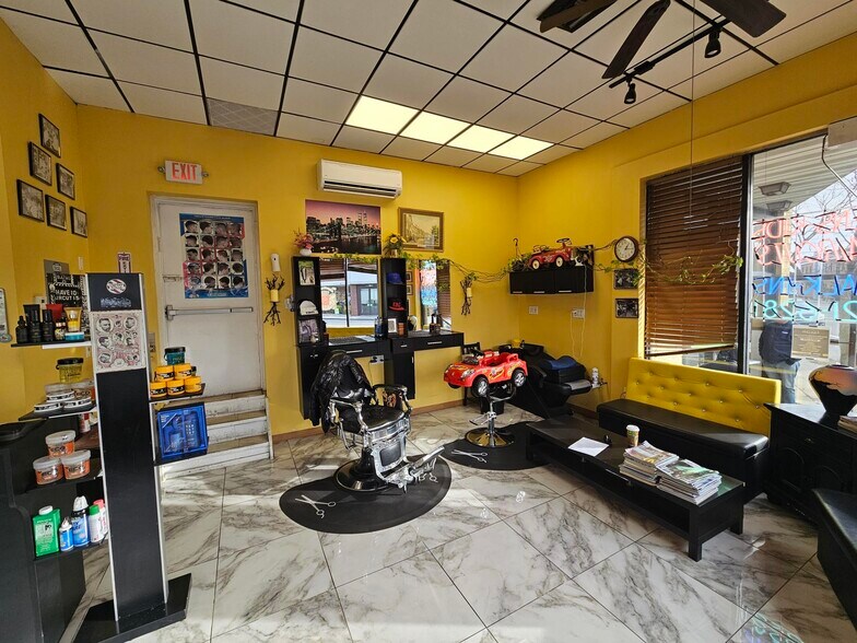 More Photos Of 102 Mineola Ave, Roslyn Heights Storefront Retail Office For Lease