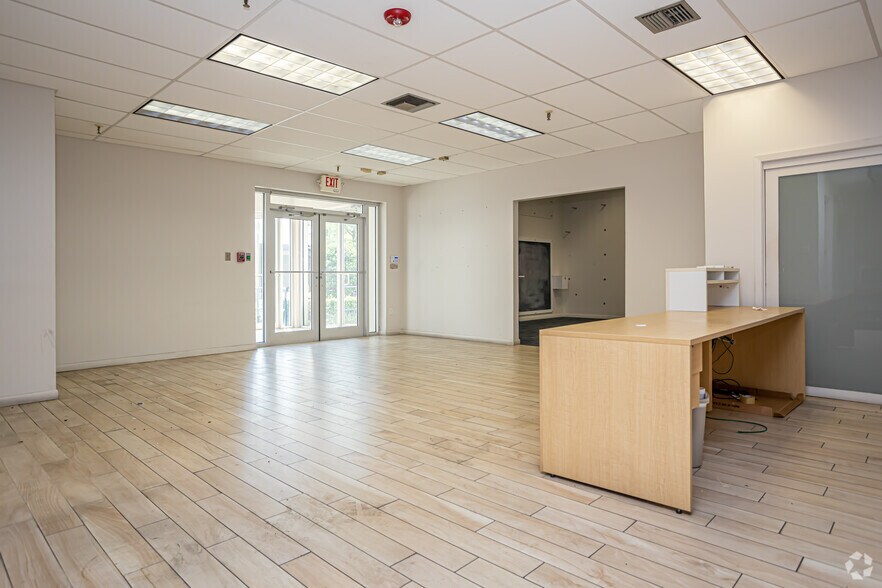 More Photos Of 1000 Elmwood Park Blvd, Elmwood Distribution For Lease