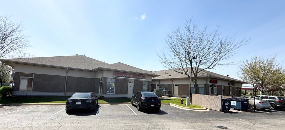 More Photos Of 608 E Veterans Pky, Yorkville Medical For Lease