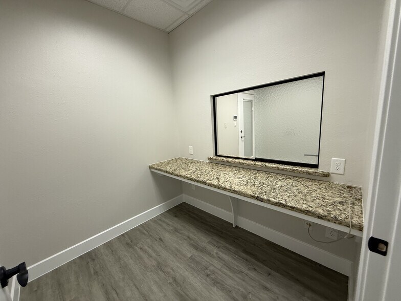 More Photos Of 7115 FM 2920, Spring Unknown For Lease