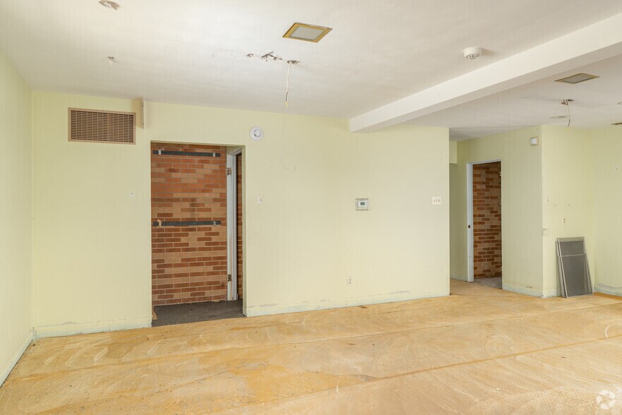 More Photos Of 111 W Lincoln St, Belleville Office For Sale