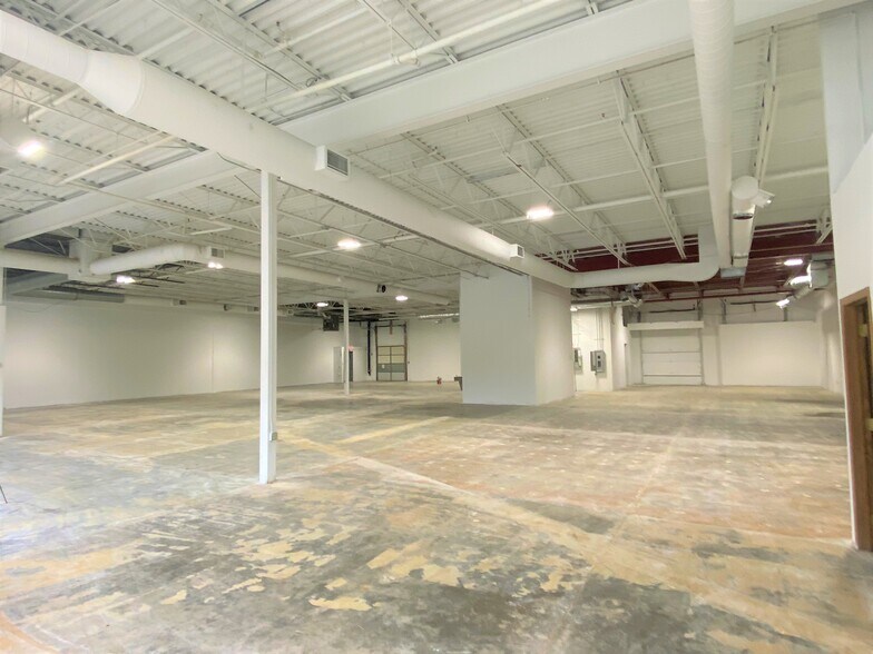 More Photos Of 9201 E Bloomington Fwy, Bloomington Distribution For Lease