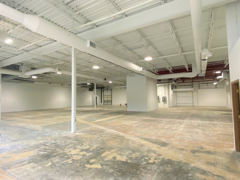 More Photos Of 9201 E Bloomington Fwy, Bloomington Distribution For Lease