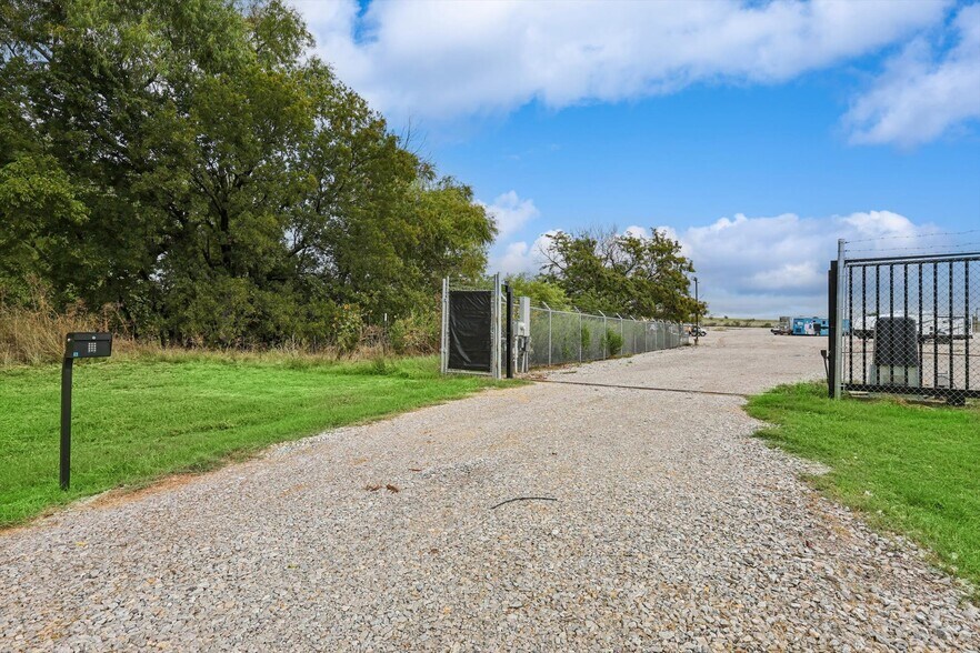 More Photos Of 2194 Seaborn Rd, Ponder Warehouse For Sale