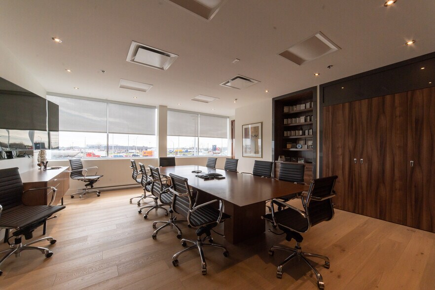 More Photos Of 2425 Pitfield, Montréal Flex For Lease