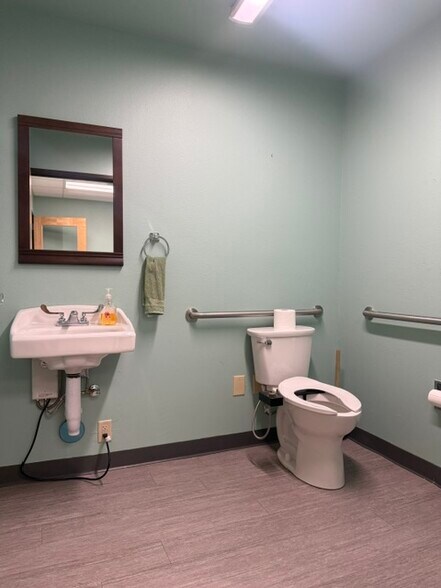 More Photos Of 10141 Coors Blvd NW, Albuquerque Veterinarian Kennel For Lease