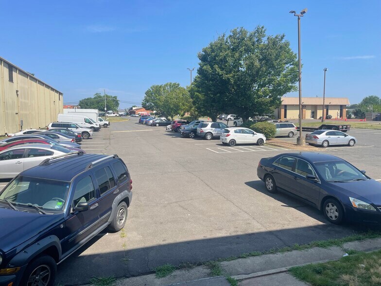 More Photos Of 9061-9073 Euclid Ave, Manassas Warehouse For Lease