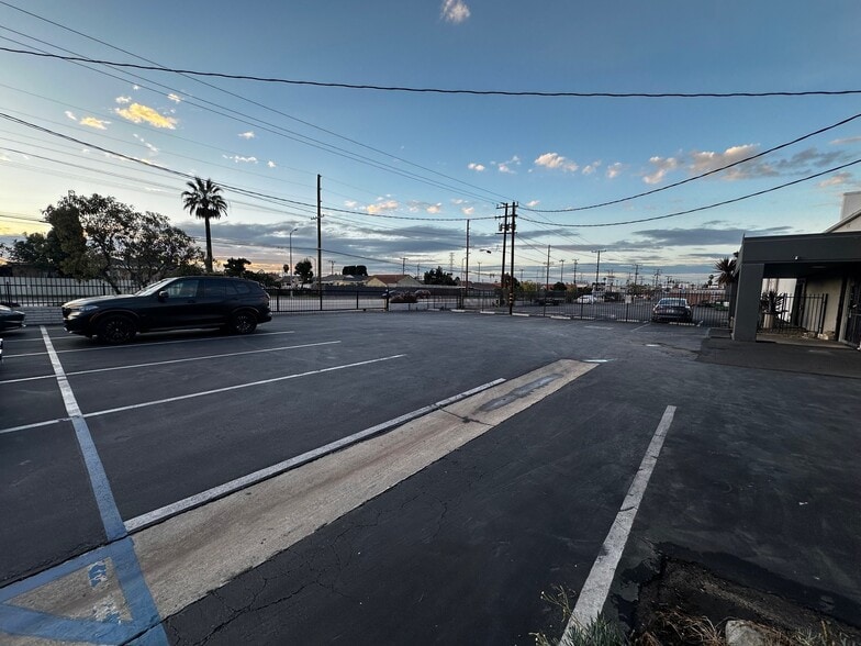 More Photos Of 15610-15630 S Figueroa St, Gardena Warehouse For Lease