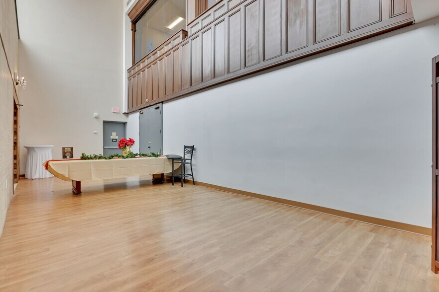 More Photos Of 301 Broadway, Lorain Hotel For Sale