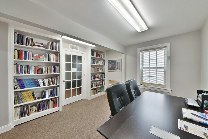 More Photos Of 12 E Mill Rd, Flourtown Medical For Lease