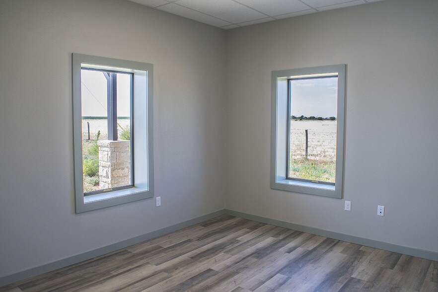 More Photos Of 9316 FM 1585, Wolfforth Warehouse For Lease