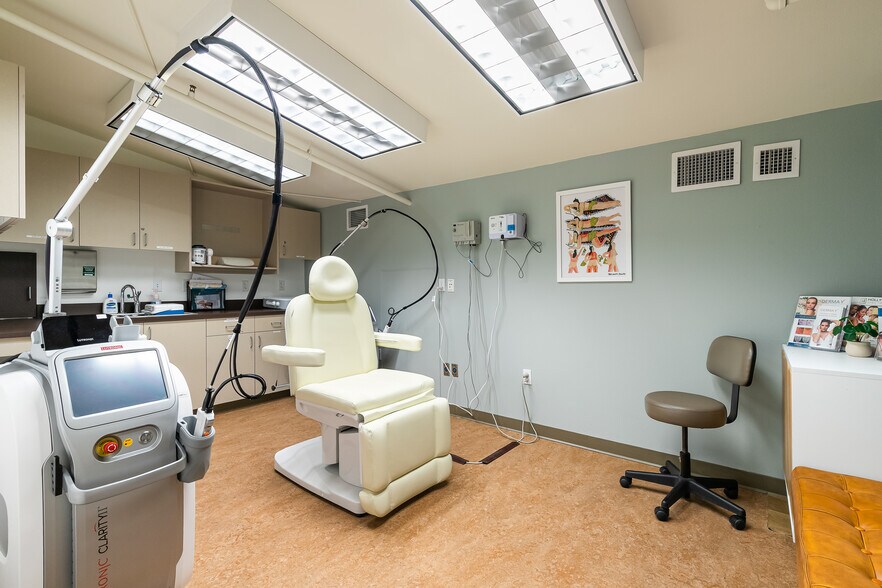 More Photos Of 905 Squalicum Way, Bellingham Flex For Sale