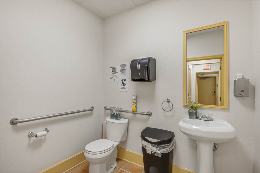 More Photos Of 1007 Emmett St, Kissimmee Medical For Sale