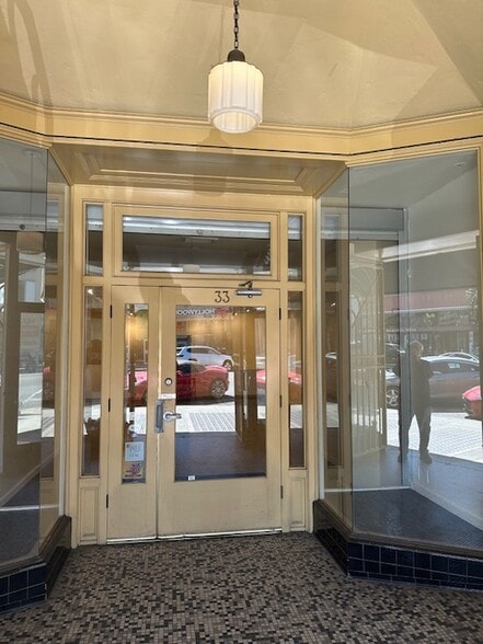 Primary Photo Of 33-35 E Colorado Blvd, Pasadena Storefront For Lease