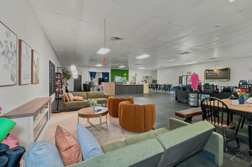 More Photos Of 20 Town Sq, Greenwood Health Club For Sale