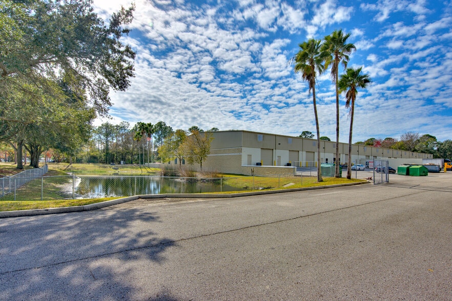 More Photos Of 11210 E Phillips Industrial Blvd, Jacksonville Warehouse For Lease