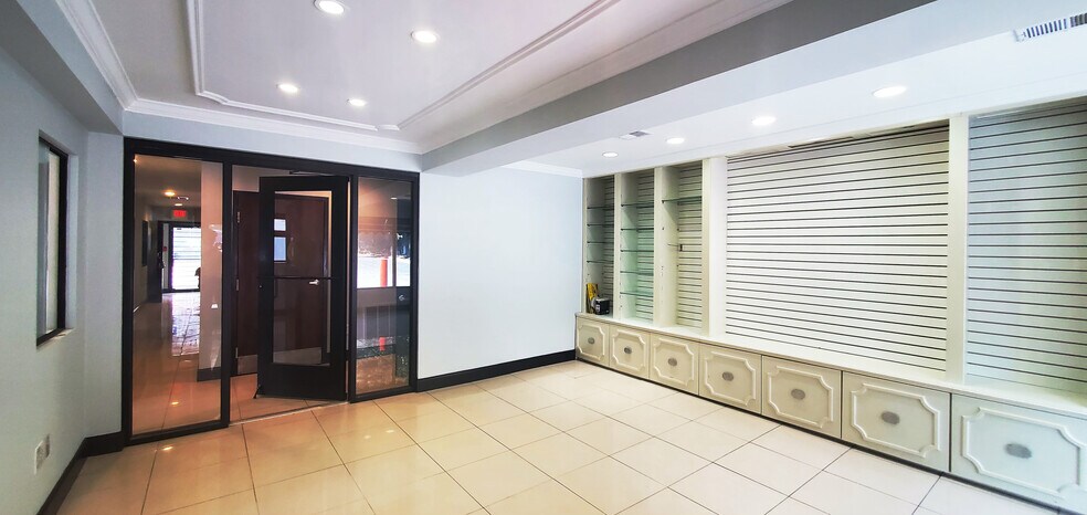 More Photos Of 324 E Paces Ferry Rd NE, Atlanta Storefront Retail Office For Sale