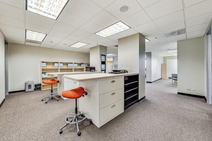 More Photos Of 10700 W Higgins Rd, Rosemont Loft Creative Space For Sale