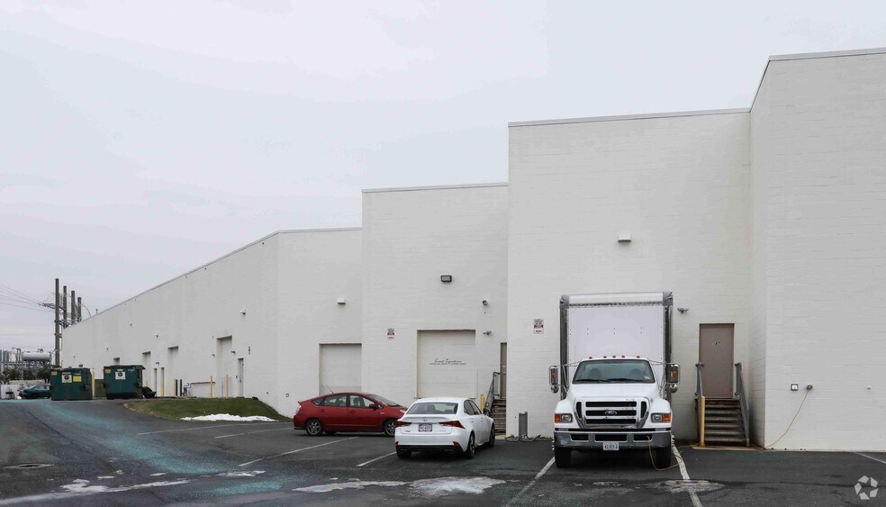 More Photos Of 22560 Glenn Dr, Sterling Unknown For Lease