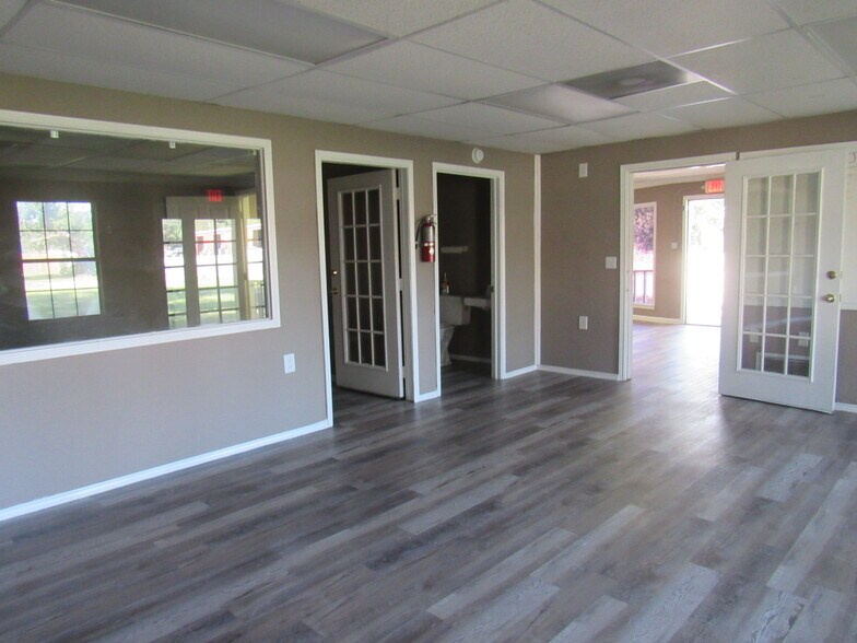 More Photos Of 1802 N Center St, Bonham Office For Sale