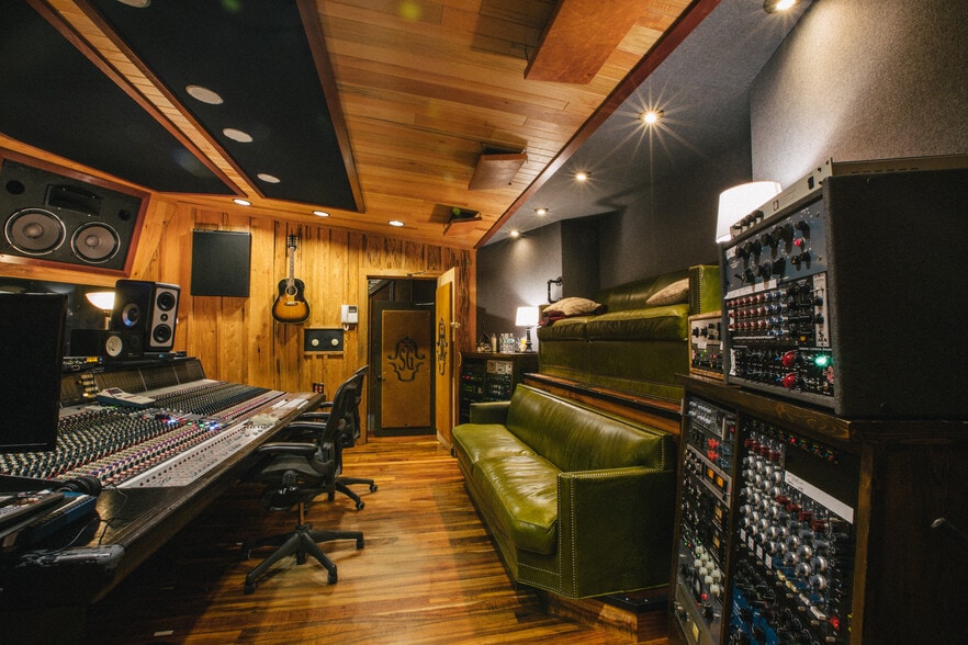 More Photos Of 114-116 17th Ave S, Nashville Office For Sale