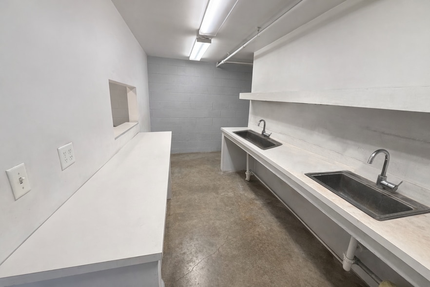 More Photos Of 94-440 Maikoiko St, Waipahu Warehouse For Sale