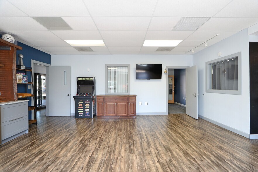 More Photos Of 1125 Westport Dr, Manhattan Office For Lease