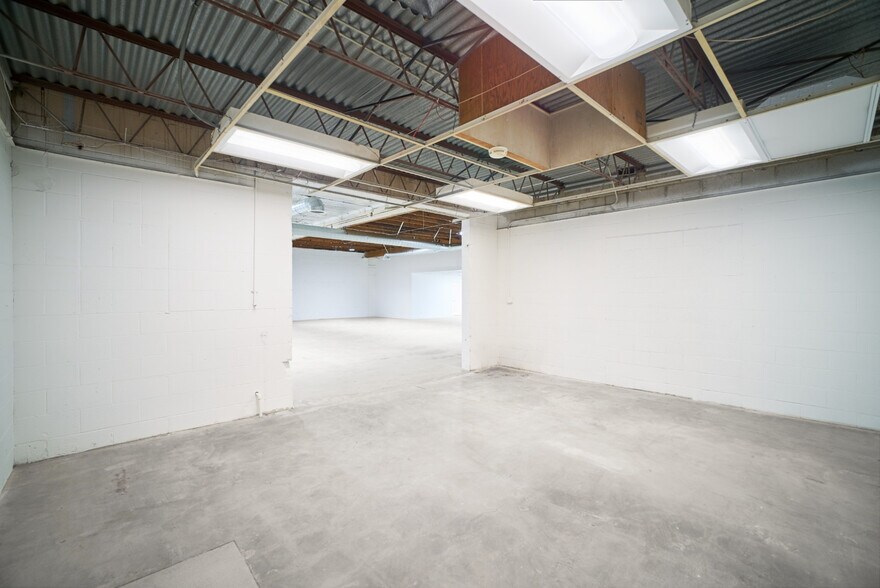 More Photos Of 15013-15019 Califa St, Van Nuys Manufacturing For Lease