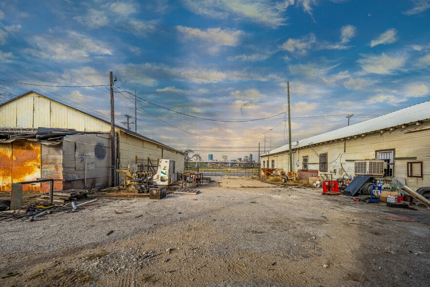 More Photos Of 1808 Bomar Ave, Fort Worth General Retail For Sale