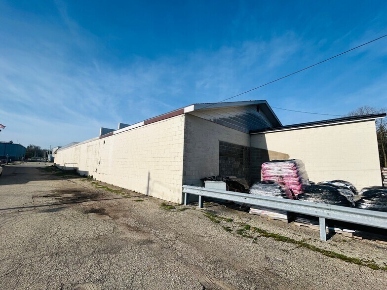 More Photos Of 305 W Madison St, Waterloo Freestanding For Sale