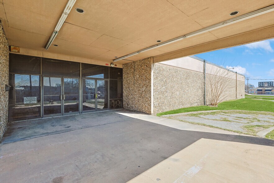 More Photos Of 412 N Sylvania Ave, Fort Worth Freestanding For Lease