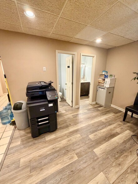More Photos Of 260 Crossfield Dr, Versailles Light Distribution For Lease