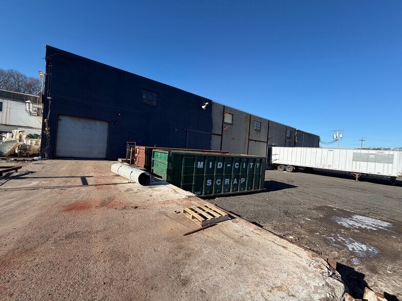 More Photos Of 55 Industrial Cir, Lincoln Distribution For Lease