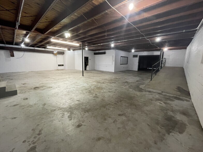 More Photos Of 1417 W Cervantes St, Pensacola Showroom For Lease