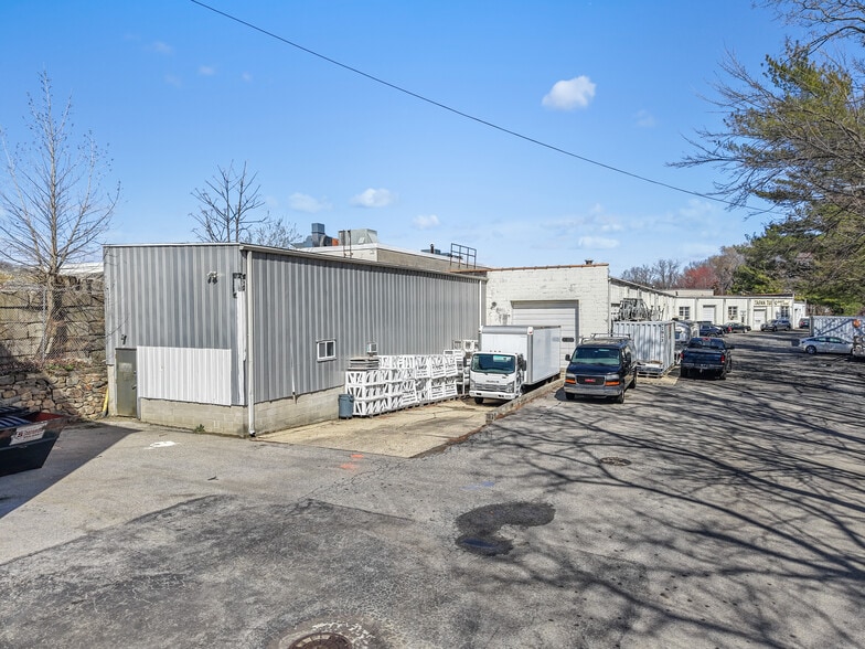 More Photos Of 55 Poplar St, Stamford Light Distribution For Sale