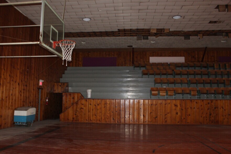 More Photos Of 1871 Elm, Waynoka Sports And Entertainment For Sale