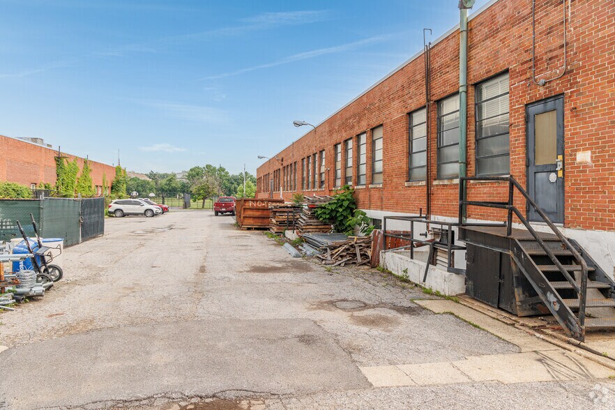 More Photos Of 3021-3027 E Madison St, Baltimore Light Manufacturing For Lease