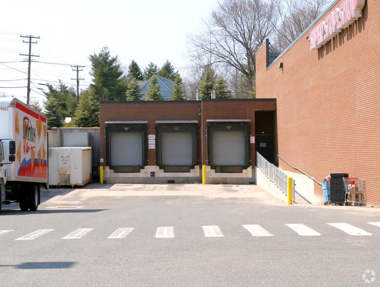 More Photos Of 747 Pine St, Bristol Supermarket For Lease